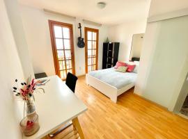 Ensuite Double Room with Sea View in a Shared Apartment in the Centre of Santa Eularia - close to the Beach, hotel din Santa Eularia des Riu