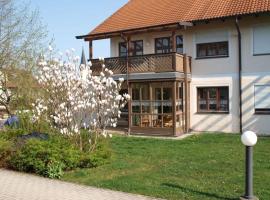 Herrliche Ferienwohnung in Bayerbach mit Grill, Terrasse und Garten, hotel in Bayerbach