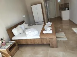 YANNA Studios & Apartments