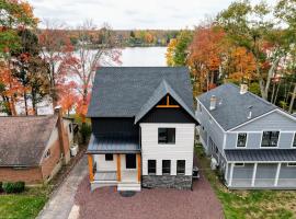 Lakeside Serenity by AvantStay Lakefront Newly Built Deck w Views, villa en White Haven