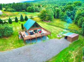 Journeys End Chalet - Minutes to Jay Peak!, tradicionalna kućica u gradu 'Jay'