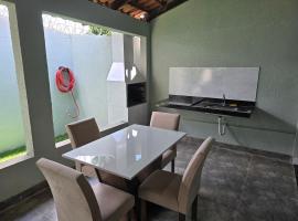 Casa completa em Aparecida de Goiânia, хотел с паркинг в Апаресида де Гойания