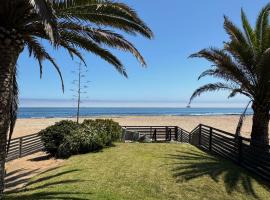 Cozy family beachfront house., hotell i Langstrand