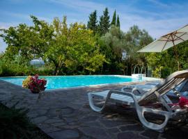 Rustikale Wohnung mit Swimmingpool in den Hügeln der Toskana, hôtel avec parking à Ghizzano