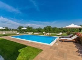 Ferienwohnung in Residence Daniela mit Pool und Jacuzzi zur gemeinsame Nutzung, hotel in Veleniki