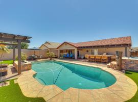Queen Creek에 위치한 호텔 Sunny San Tan Valley Home with Backyard Oasis!