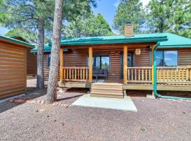 Near Lakes and Trails Pet-Friendly Cabin in Arizona, hotel v destinaci Overgaard