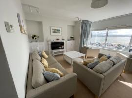 Lovely seafront 2 bedroom Apartment 4, apartement Aberdyfis
