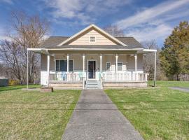 Charming Fayetteville Home with Deck and Grill!, וילה בפייטוויל