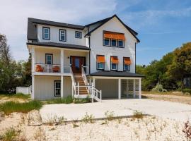 Sojourn Aurora 7 BR Pool & Hot Tub，克羅拉的飯店