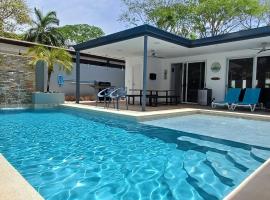 Playa Potrero - modern 3 BR home centrally located - Casa Coastal Serenity, villa i Guanacaste