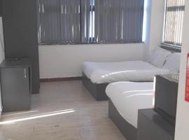 Private Ensuite Studio with Kitchenette and Twin Beds: Sunderland şehrinde bir otel