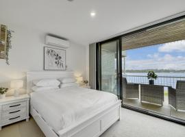Chic 3-Bed Seafront Retreat by Beach, hotell i Batemans Bay