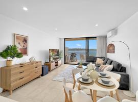 Large Seafront 1-Bed with Alfresco Dining & Pool, hotel in Batemans Bay