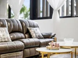 Convenient Modern 2Bed Apt Near Airport