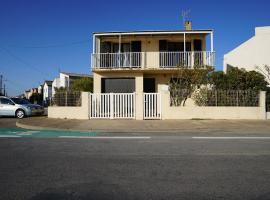 Chalet individuel 6-7 pers avec barbecue, terrasse, parking, animaux admis à Gruissan - FR-1-784-18, hotel in Gruissan