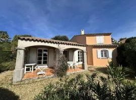 Maison Individuelle 2 Chambres avec Jardin, Piscine et Tennis, Proche du Centre-Village - FR-1-726-44