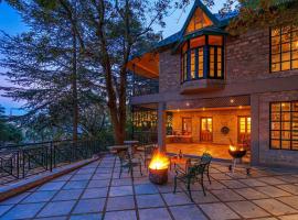 StayVista at Paris Villa with Pvt Outdoor Heated Pool in Kasauli, hotel a Kasauli