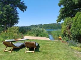 Welcoming holiday home by the sea, hotel in Godern