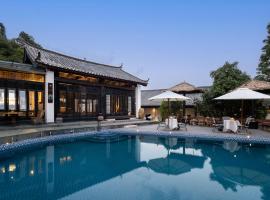 Life Sound Museum &Woods Art Manor-Free Pick-up service over 2 Nights，位于丽江的酒店