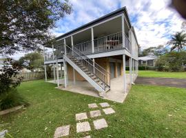Bungalow by the River, hotel in Shoalhaven Heads