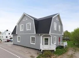 Guestly Homes - 4BR Charming Apartment