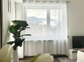 Luxury apartment with view (1min from lake/center), hotel en Como