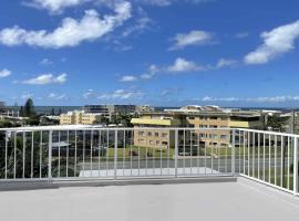 Close To The Beach, Private Rooftop & A - C, hotelli kohteessa Caloundra