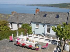 Bronwydd, large holiday home in seaside town of New Quay, хотел в Нюкий