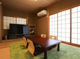 1日1組限定の貸切の民泊です全館禁煙です屋外喫煙所無し間取りは2LDkです毎年12月1月2月の駐車場は使用不可能です