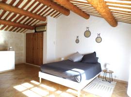 Logement charme provençal, hotel en Cabannes