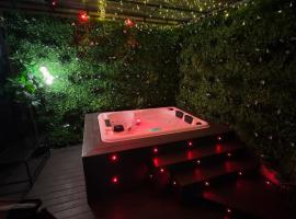 By nuit-parisienne : Superbe appartement avec SPA et terrasse privée, wellness hotel v destinaci Villemomble