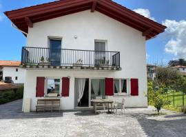 Maison Basque mitoyenne tout confort, vacation home in Hendaye