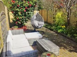 Beautiful Bexhill Cottage with garden 3 mins walk to beach