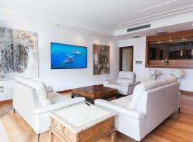 Riviera Retreat 3 Bedroom Voula Luxury Haven Apt, apartament a Atenes