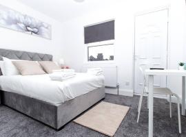 SAV - 4 Bed Town House, Harrow, hotel in Harrow