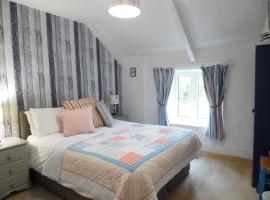 Langdon Farm Cottage, hotel with parking in Boyton