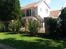 Magnolia Guesthouse & coffeeshop, guest house in Vaalpark