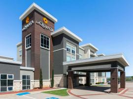 La Quinta Inn & Suites by Wyndham Ft Worth-Burleson, hotel v destinaci Burleson