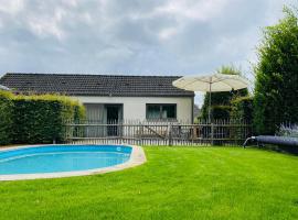Beautiful Villa with swimming pool in Zonhoven, căsuță din Genk