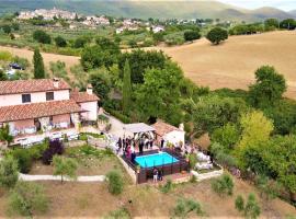 Casale con piscina in collina - Borghi Silenti -, hotell i Montecchio