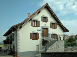 Casa Aguerre, holiday home sa Villanueva de Aézcoa