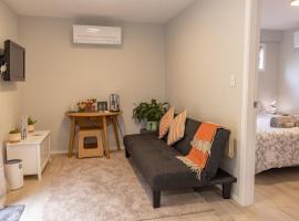 Back Garden Flat with Free On Street Parking and Fiber WIFI - 15 mins to Ferry, Stadium, CBD, отель в Веллингтоне