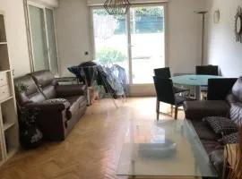 BEL ET SPACIEUX APPARTEMENT AVEC TERRASSES ET JARDINS EN RDC / COUR PROCHE RER B ET TRAM BANLIEUE PARIS SUD