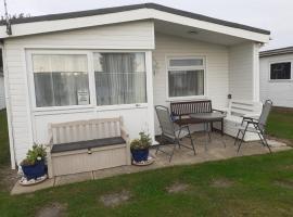 141 sundowner 3 bed chalet Hemsby, hotel in Great Yarmouth