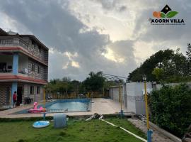 Acorn villa, hotell i Chinchavli