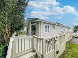 Stunning Lodge With Decking At Oaklands Holiday Park In Essex Ref 39017rw, hotel sa Clacton-on-Sea