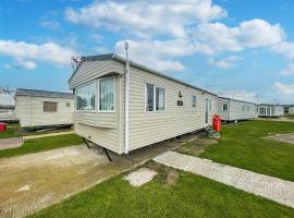 Superb 6 Berth Caravan At Martello Beach, Near Clacton-on-sea Ref 29008mc, hótel í Clacton-on-Sea