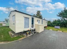 Lovely 6 Berth Caravan At Oaklands Holiday Park Ref 39031cw, campground in Clacton-on-Sea