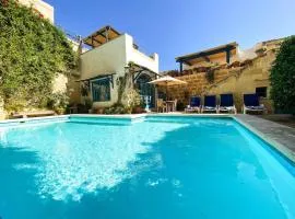 Ta'Giannmarie Farmhouse.Traditional farmhouse with large private pool.